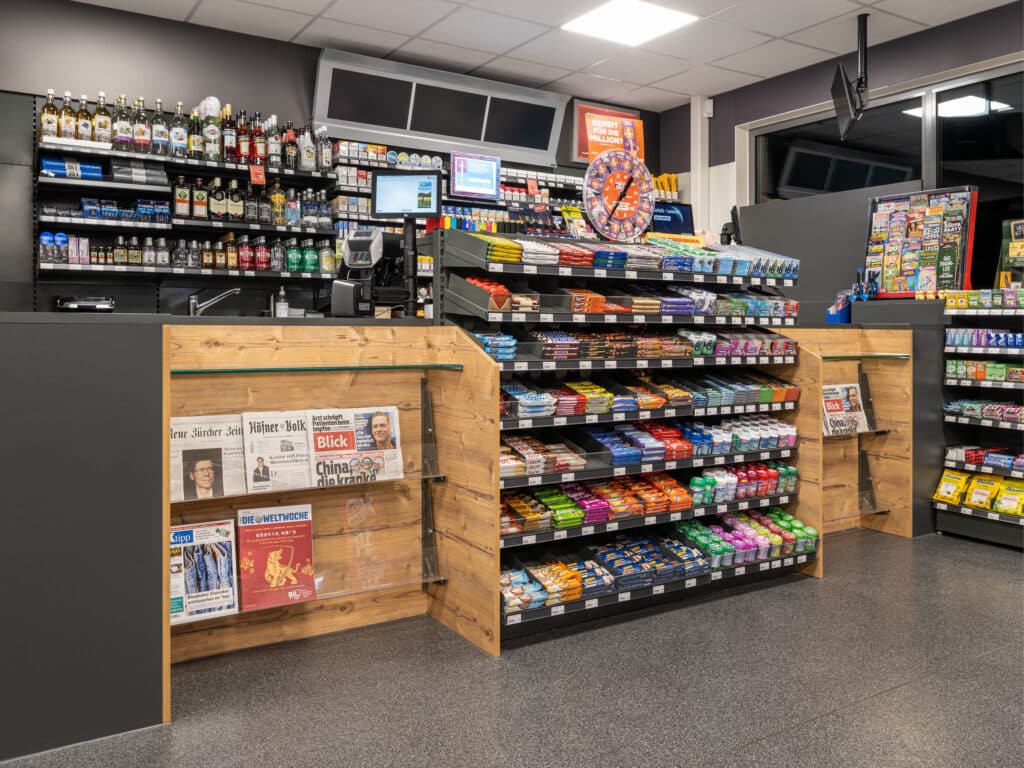 Nyffenegger Shopbau Ladenbau Schweiz Referenz Laveba Theke seitliche Ansicht Kasse Massanfertigung individuelles Design