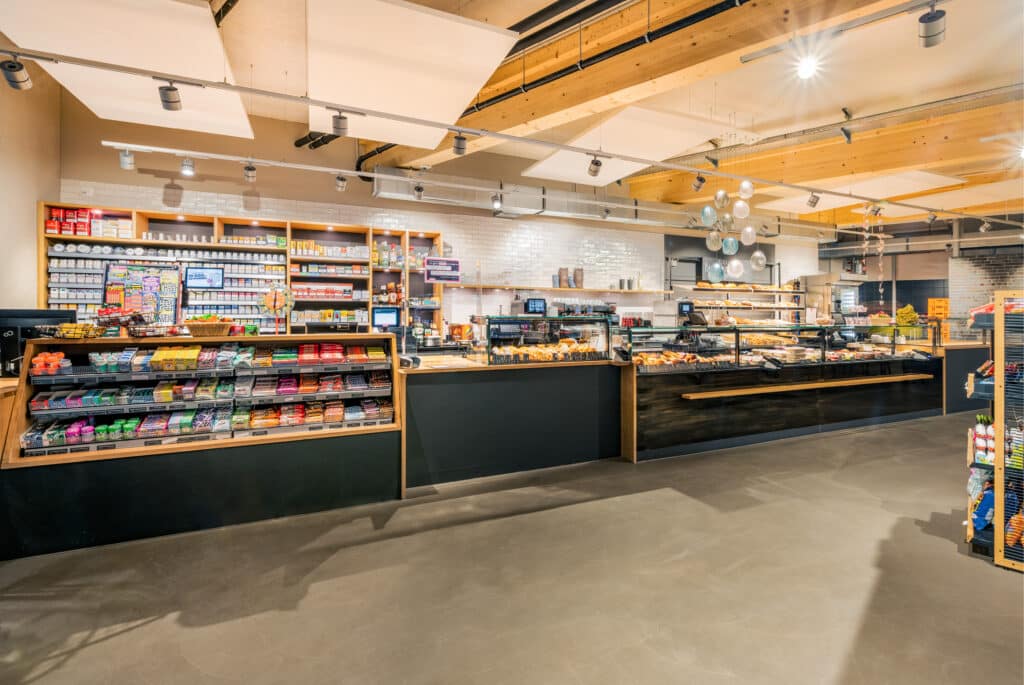 Nyffenegger Shopbau Ladenbau Tankstellen Tankstellenshop Umbau Referenz Schwamendingen Bäckerei Verkaufsraum individuelles Design Massanfertigung Theke Verkaufstheke Kasse
