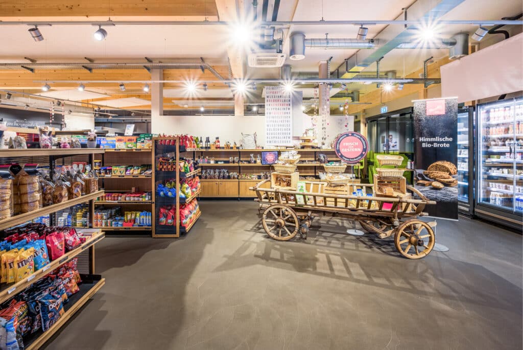 Nyffenegger Shopbau Ladenbau Tankstellen Tankstellenshop Umbau Referenz Schwamendingen Bäckerei Verkaufsraum individuelles Design Massanfertigung Wagen