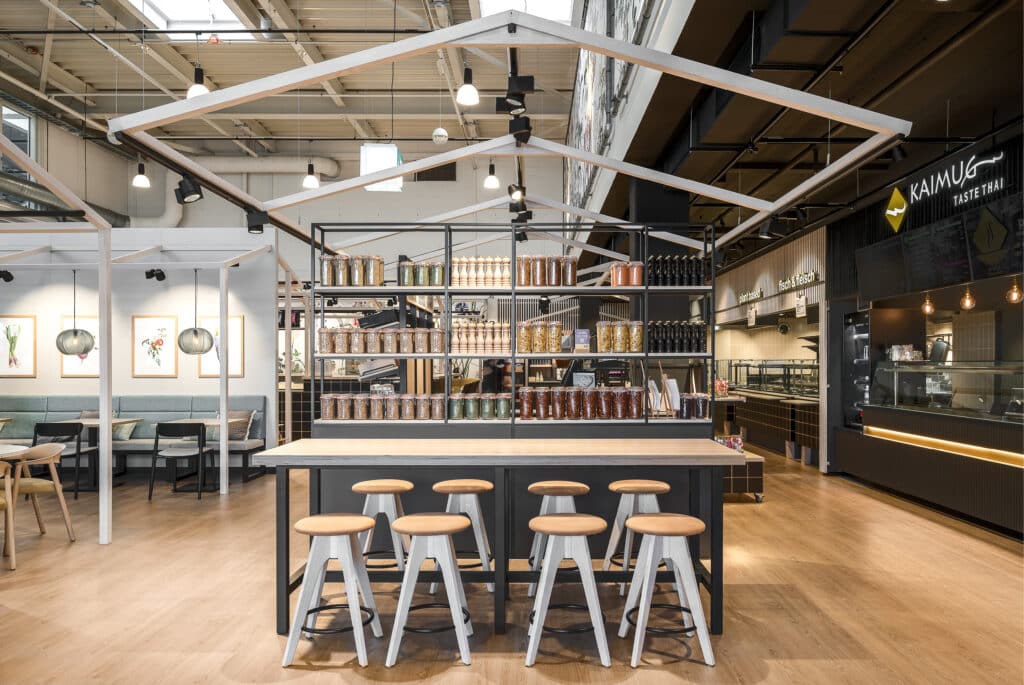 Nyffenegger Shopbau Ladenbau Referenz Kaimug Bülach Ladenbau-Insel Tisch Bartisch Hocker Massanfertigung individuelles Design