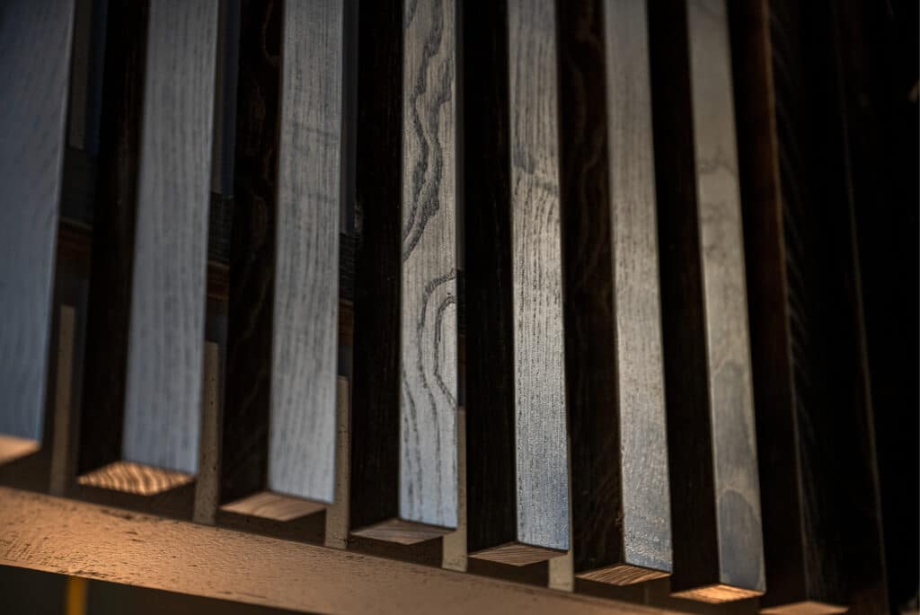 Nyffenegger Shopbau Ladenbau Referenz Kaimug Bülach Holzdetail schwarz Holzverkleidung