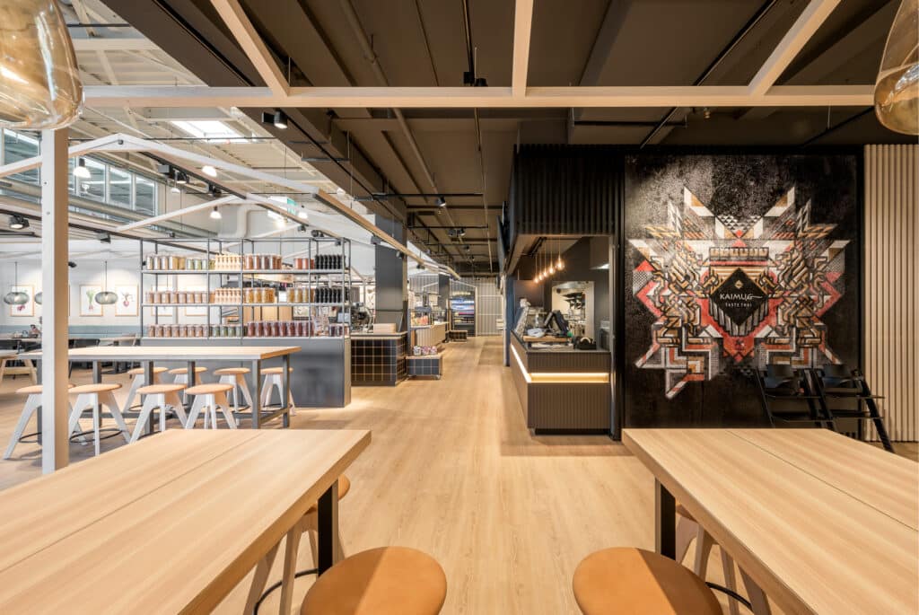 Nyffenegger Shopbau Ladenbau Referenz Kaimug Bülach Sitzecke Tisch Bartisch Stühle Barhocker Massanfertigung individuelles Design