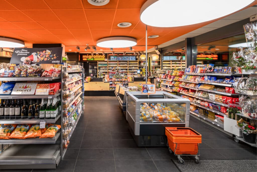 Nyffenegger Shopbau Tankstellenshop Umbau Ladenbau Migrolino Würenlos Verkaufsraum Kühlsystem Regalsysteme Beleuchtung