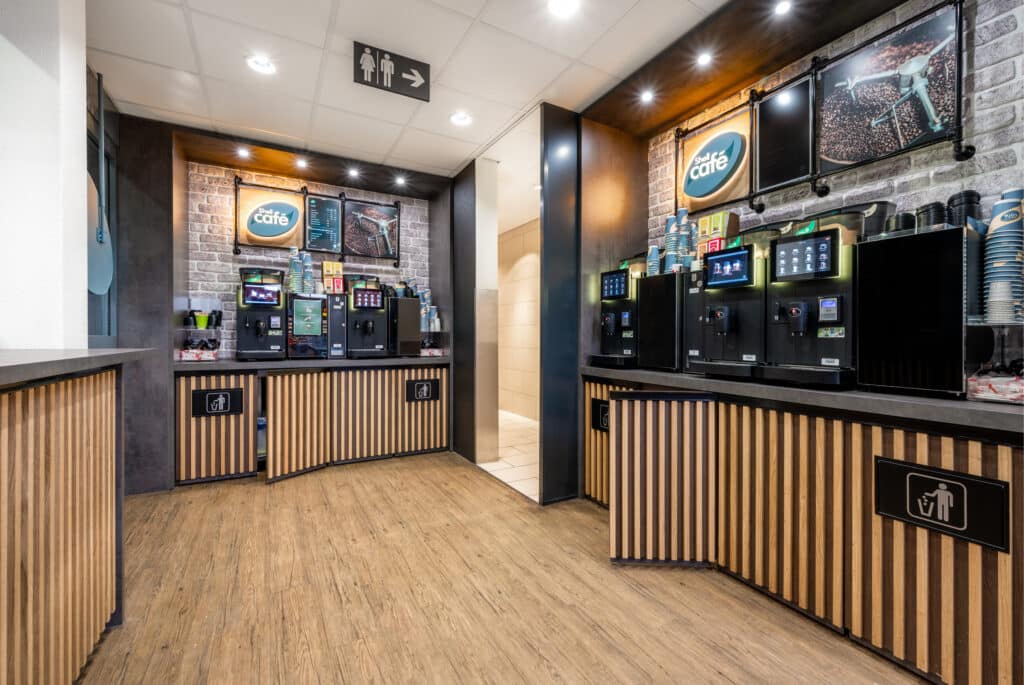 Nyffenegger Shopbau Tankstellenshop Umbau Ladenbau Migrolino Würenlos Kaffeeecke Selbstbedienung Take Away Holzverkleidung