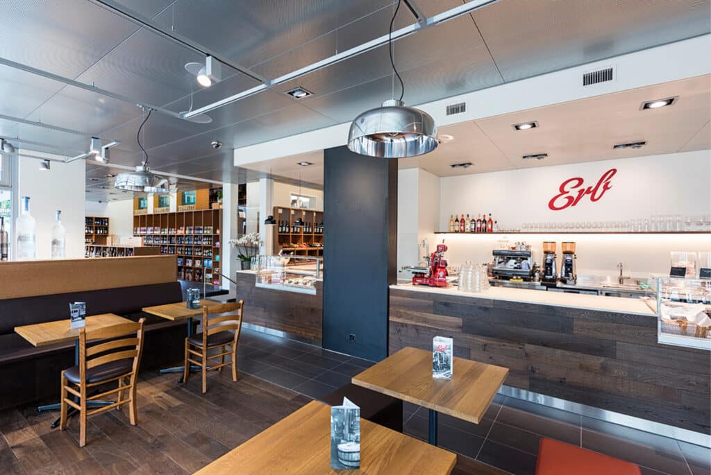 Nyffenegger Shopbau Ladenbau Referenz Erb Getränkehandel Winterthur Sitzecke Tisch Stühle Theke