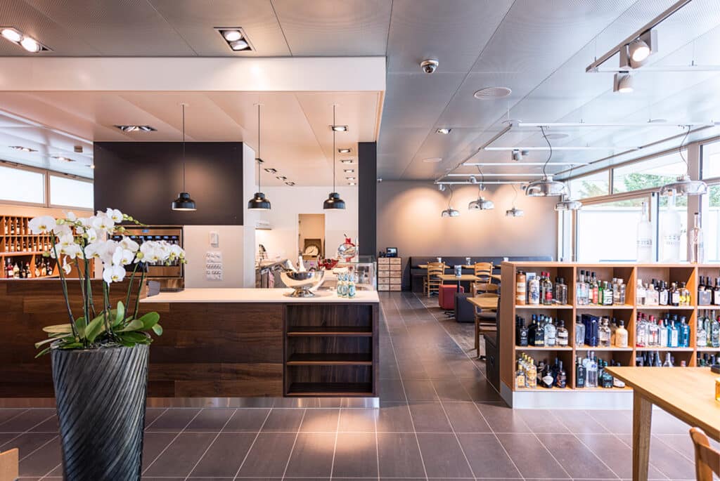 Nyffenegger Shopbau Ladenbau Referenz Erb Getränkehandel Winterthur Sitzecke Tisch Stühle Theke Beleuchtung Regale individuelles Design Massanfertigung