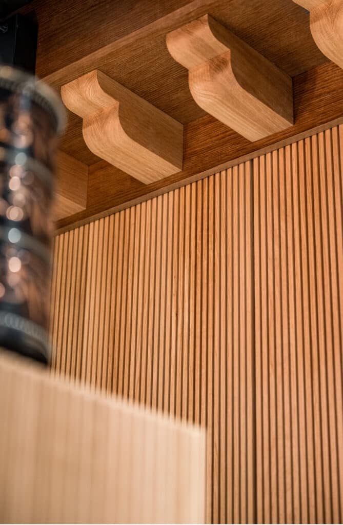 Nyffenegger Shopbau Ladenbau Schweiz Referenz Tenz Momo Holzdetail Massanfertigung individuelles Design
