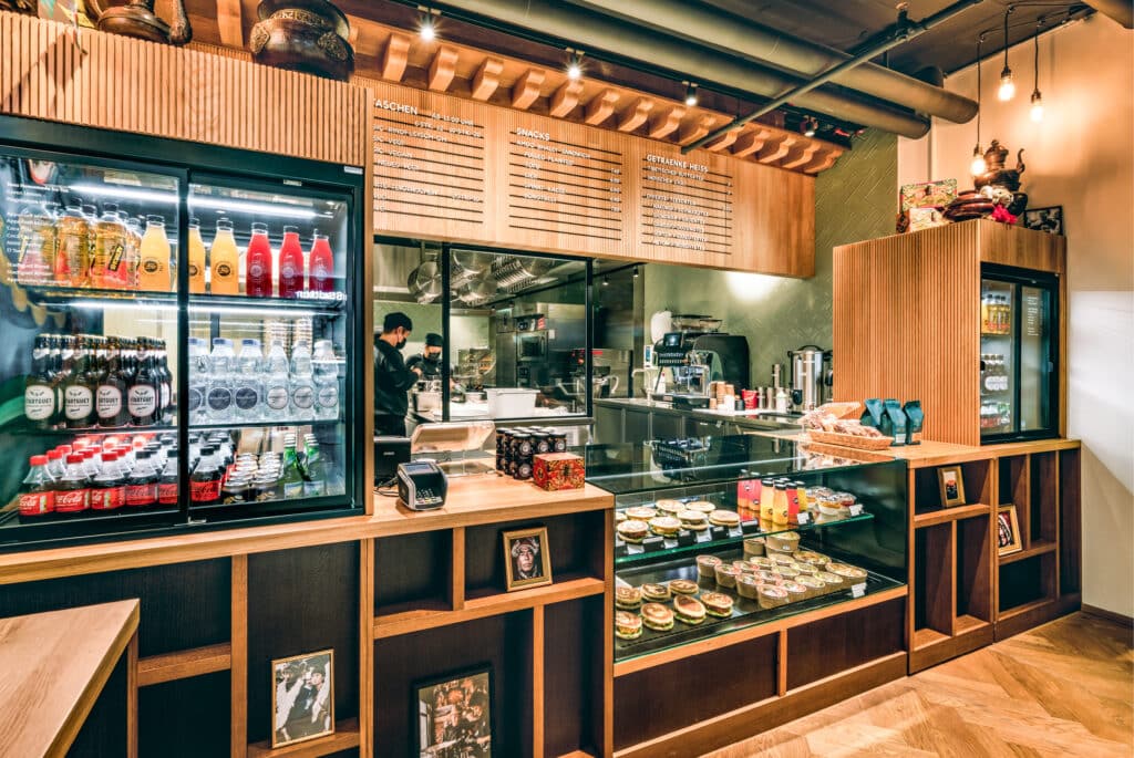 Nyffenegger Shopbau Ladenbau Schweiz Referenz Tenz Momo Massanfertigung individuelles Design Theke Verkaufstheke