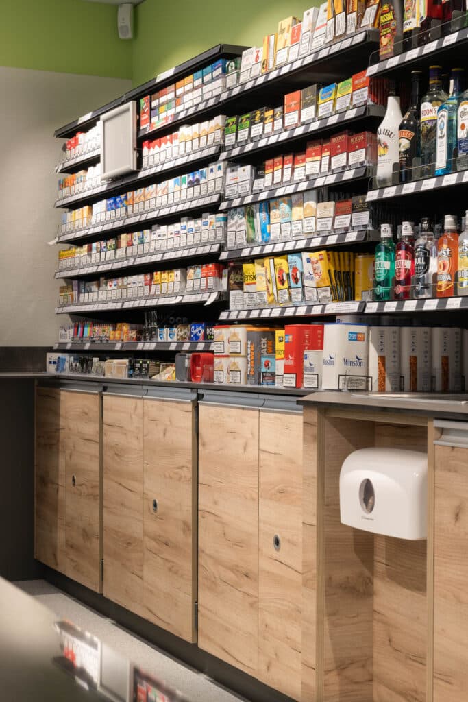 Nyffenegger Tankstelle Shopbau Ladenbau Tankstellenumbau Referenz TopShop schweizweit Verkaufsregale