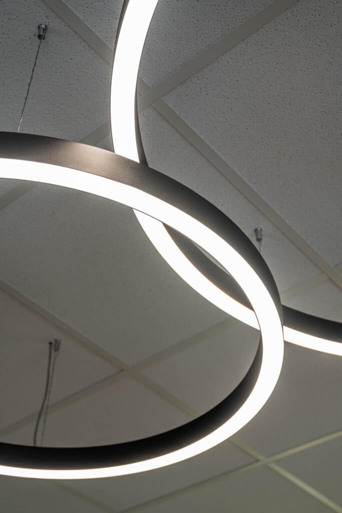 Nyffenegger Tankstelle Shopbau Ladenbau Tankstellenumbau Referenz TopShop schweizweit Licht Lampen Atmosphäre