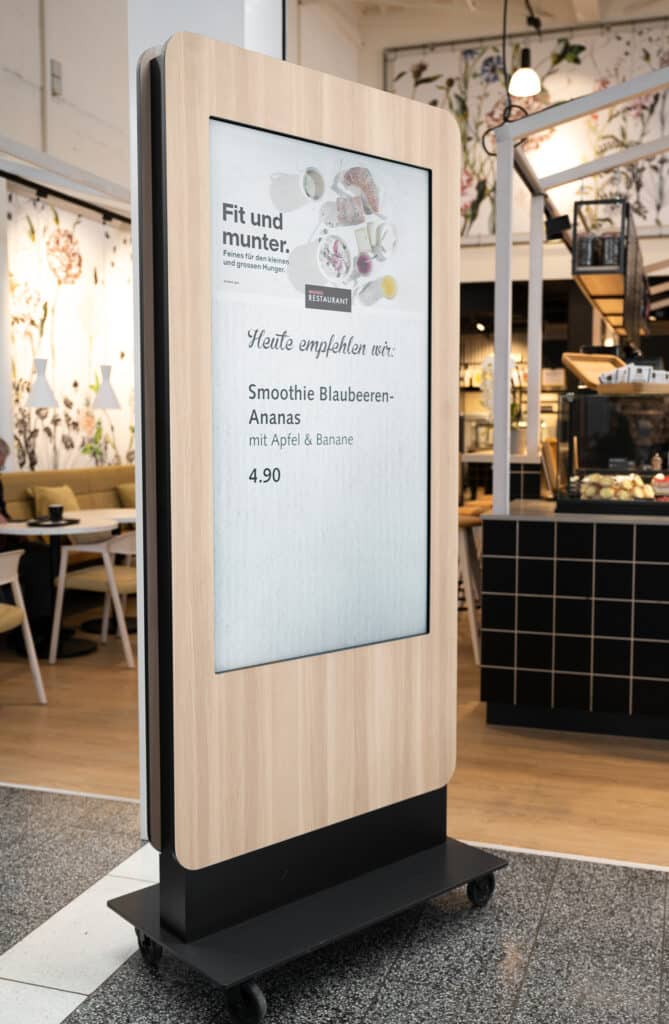Nyffenegger Shopbau Ladenbau Referenz Kaimug Bülach Empfangsbereich ëlektronischer Werbedisplay