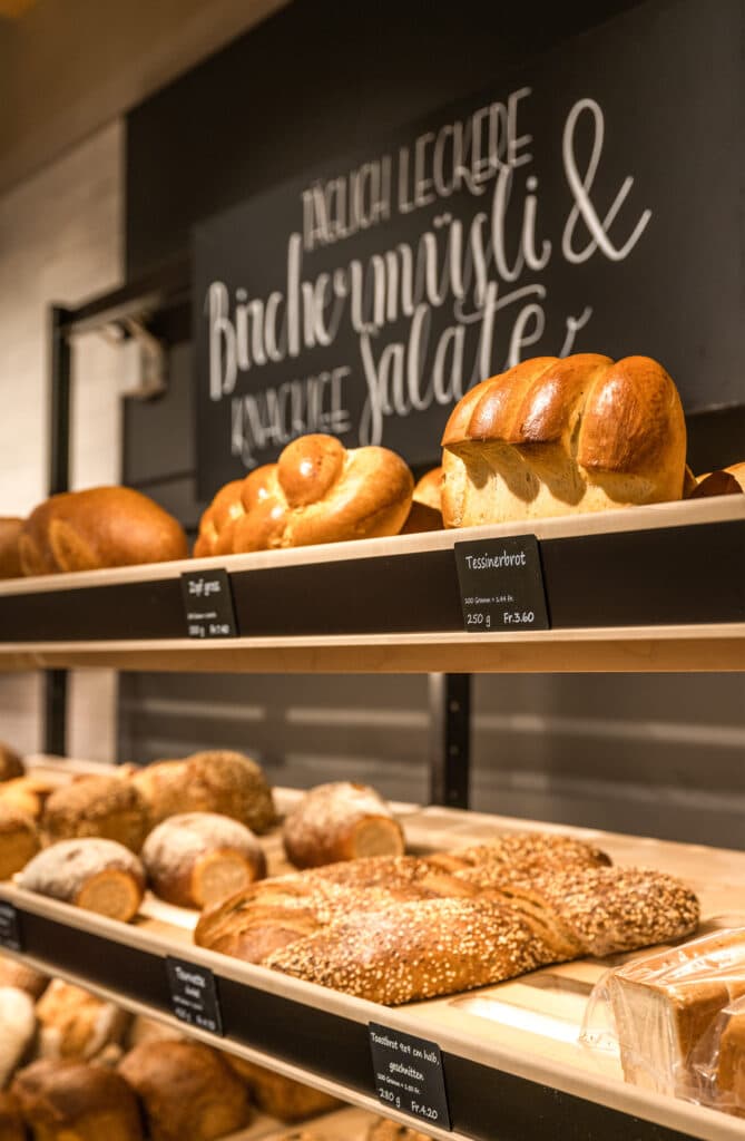 Nyffenegger Shopbau Ladenbau Referenz Avia Schwamendingen Detailansicht Brotauslage Massanfertigung individuelles Design