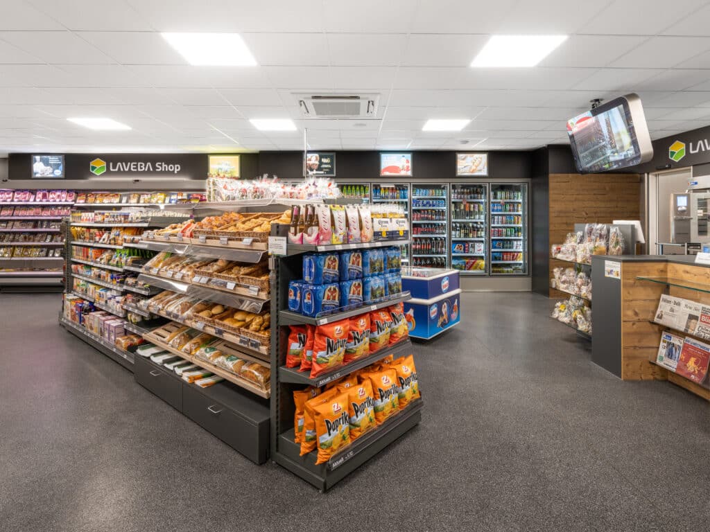 Nyffenegger Shopbau Ladenbau Referenz Laveba Innenansicht Shop Verkaufsraum Produktinsel