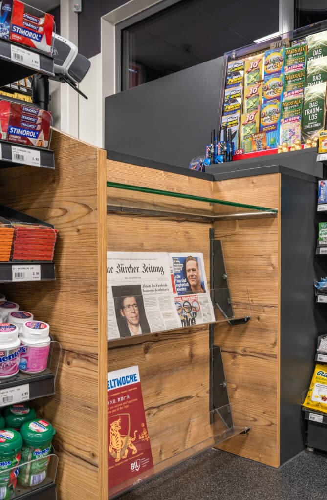 Nyffenegger Shopbau Ladenbau Referenz Laveba Agrola Biberbrugg Zeitungsregal