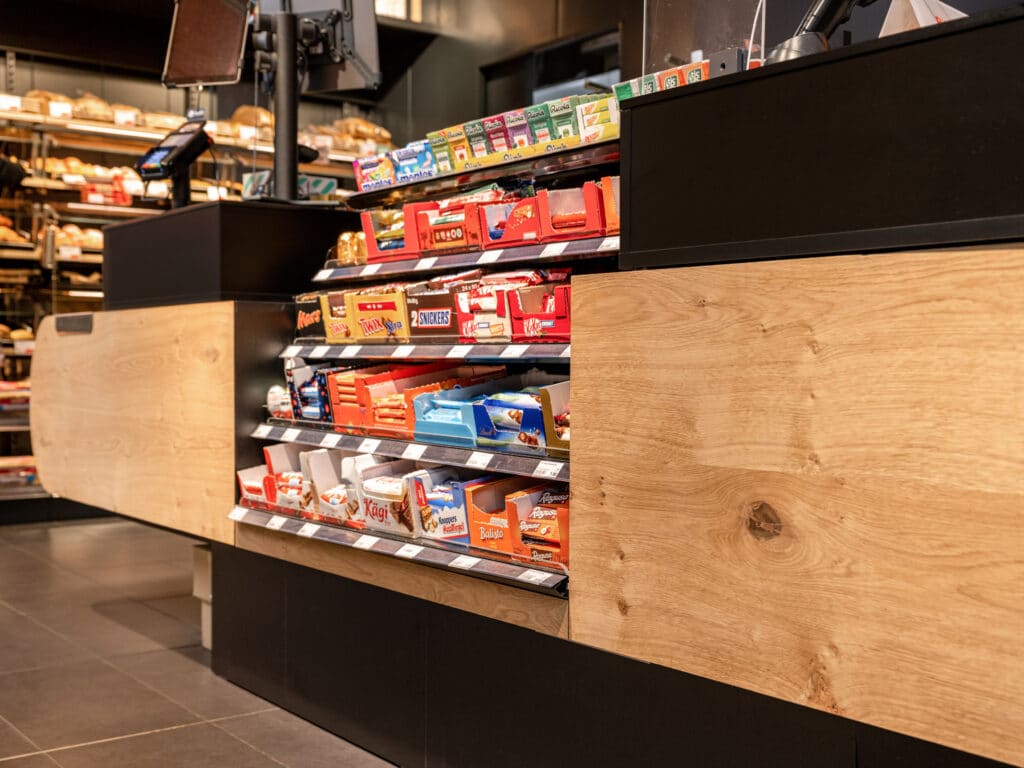 Nyffenegger Shopbau Ladenbau Referenz Tankstellenshop Umbau Würenlos Migrolino Shell Detailansicht Theke Verkaufstheke mit Kassen