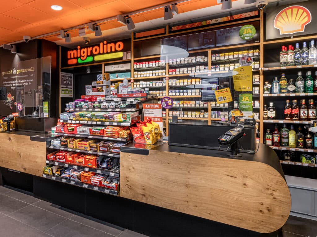 Nyffenegger Shopbau Ladenbau Referenz Tankstellenshop Umbau Würenlos Migrolino Shell seitliche Ansicht Theke Verkaufstheke mit Kassen
